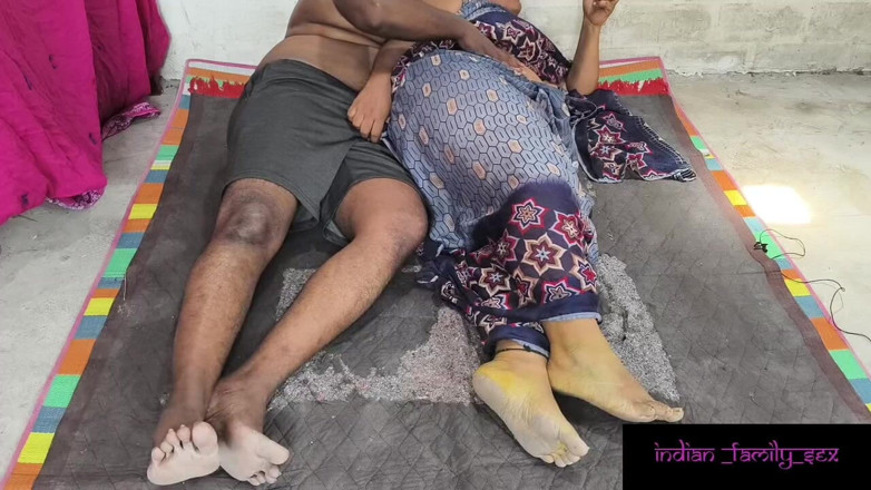Indian IFS: Une belle-mère et son beau-fils regardent du porno et baisent