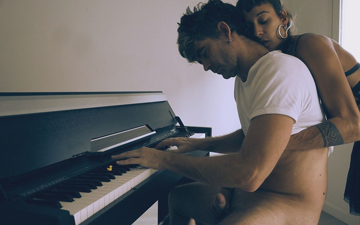 Magia Rosa: Dia bermain piano dan saya cuba mengacaukannya