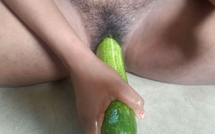 Dehati Fuck video: Eine riesige gurke in meiner muschi. Mit gurke ficken.
