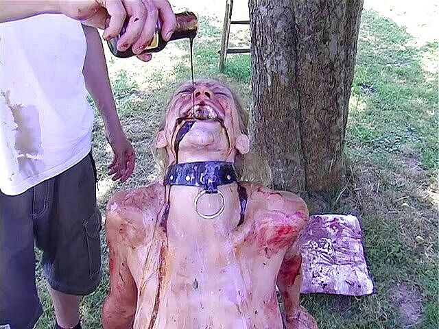 Horny Two really wet MILFs: Блондинку повію покривають їжею на відкритому повітрі