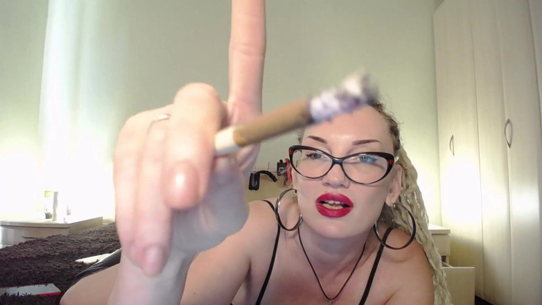 BadAssBitch: Cig môi đỏ hút thuốc