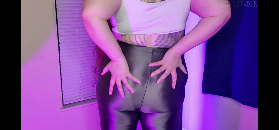 Scarlet Vixen: Glossy besessenheit - ein glänzendes leggings--abenteuer