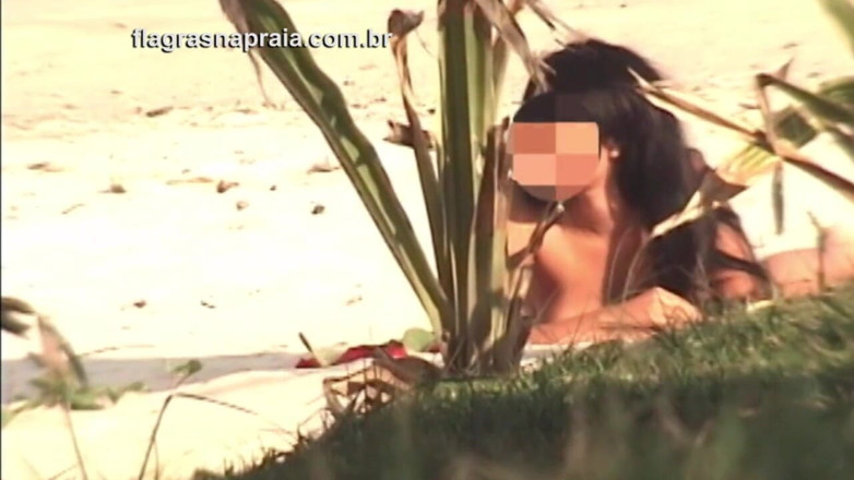 Amateurs videos: Prachtige blondine en brunette nemen naakt zonnebaden op een strand...