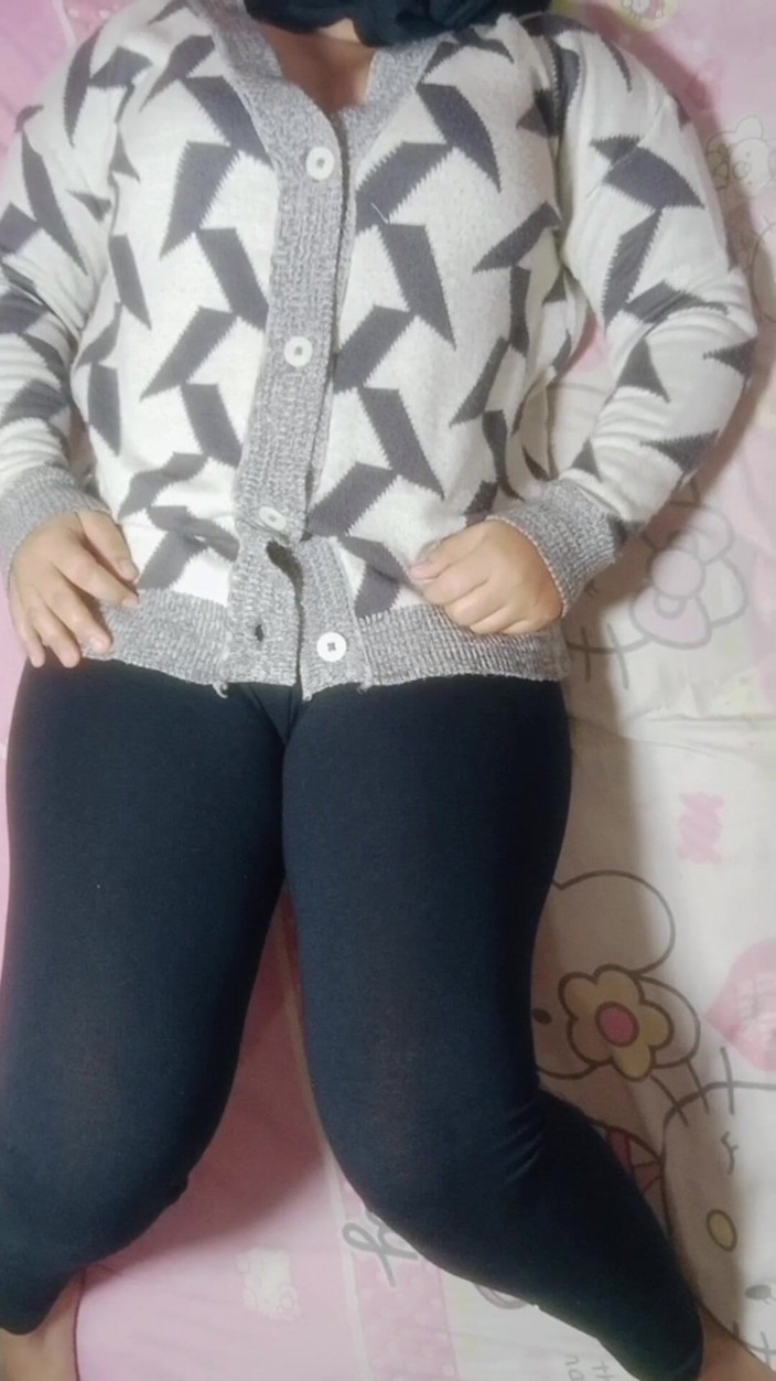 Asian girl videos: Pulang dari kerja segera singgah di rumah tumpangan kawan baik...