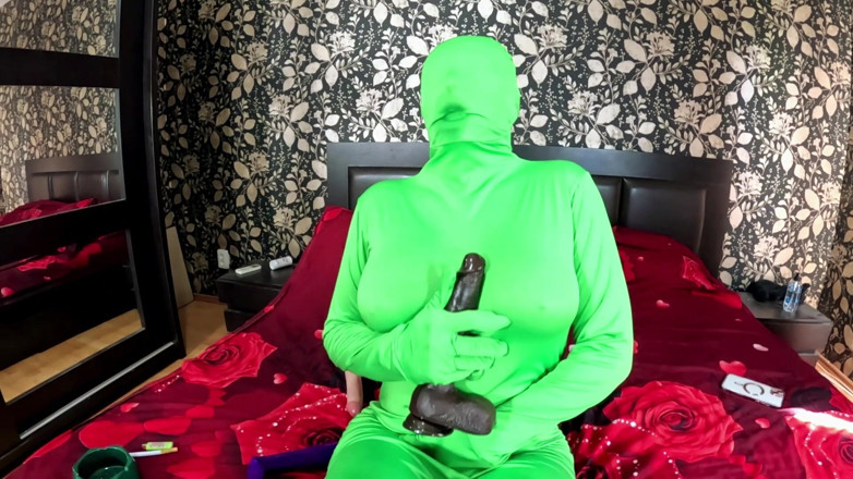 MilfyCalla: Полная игра с игрушкой в одеянном шкафу из Зеентай. Соблазнение дилдо большим черным членом, шлепки киски и курение через нейлон
