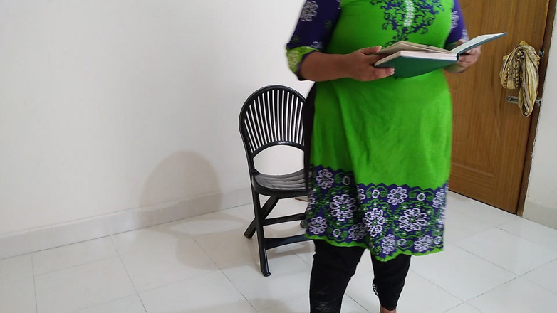 Aria Mia: Cikgu montel yang duduk di atas kerusi membaca buku apabila...
