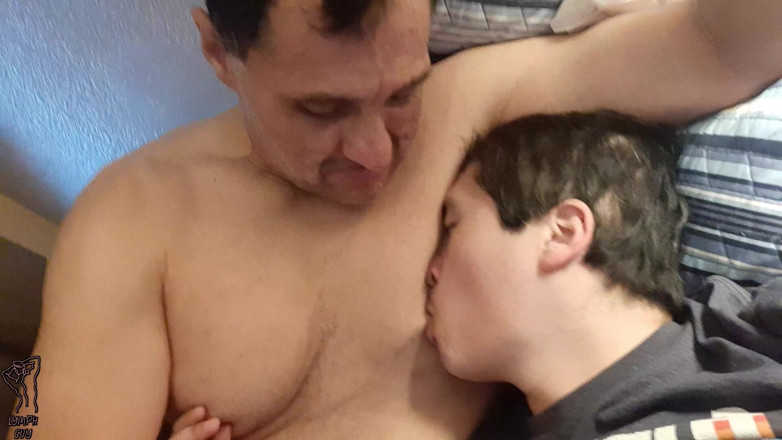 Lymph Guy: Jongen zuigt graag op tieten van stiefvaders