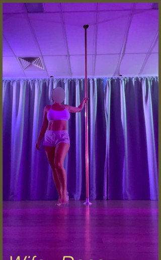 Wifey Does: Petite pole dance taquine