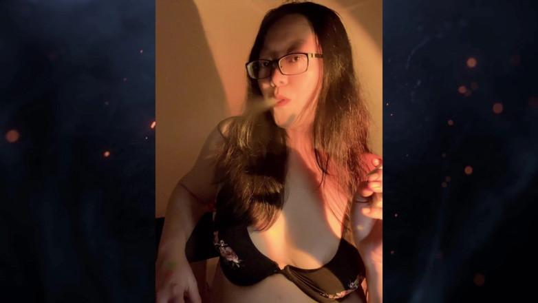 Smoking Asian: Real asiática milf fumando en lencería | Cenicero sucio se encuentra...