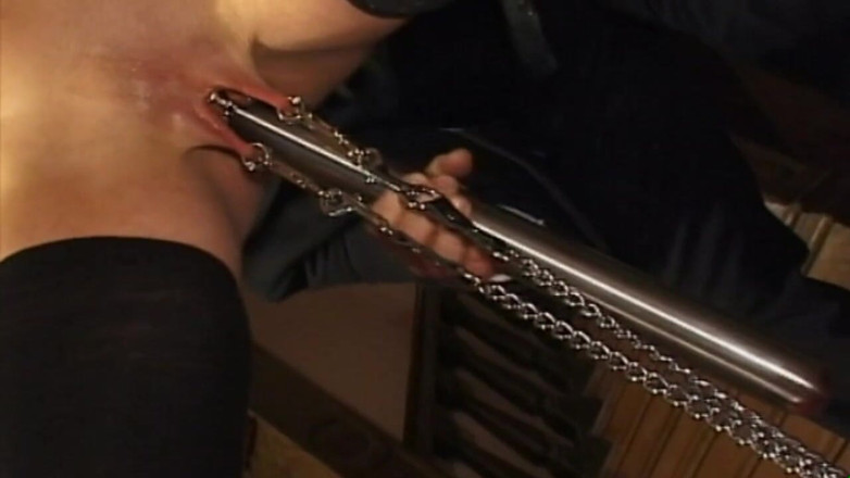 Absolute BDSM films - The original: Une fille tatouée humilie sa chatte qui se serre
