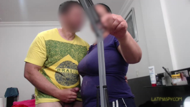 Latinaspy: Mucama se corre cuando su jefe saca su polla y...