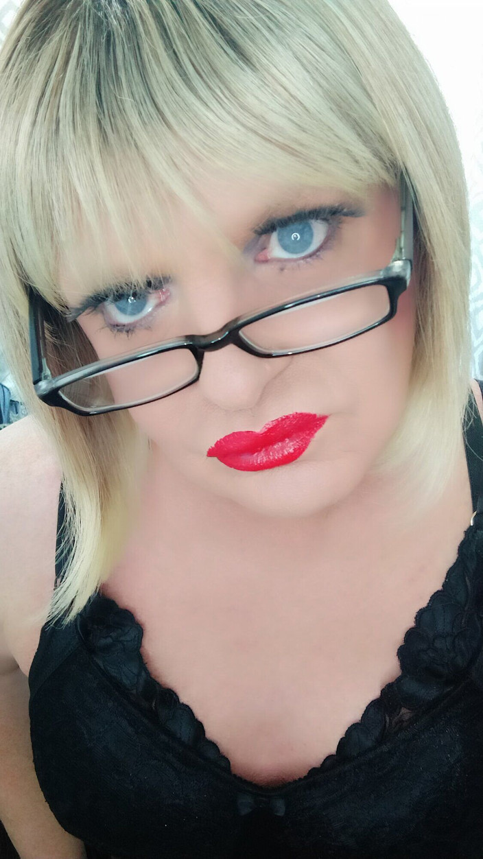 Emma Browne: Blonďatá Tgirl Solo