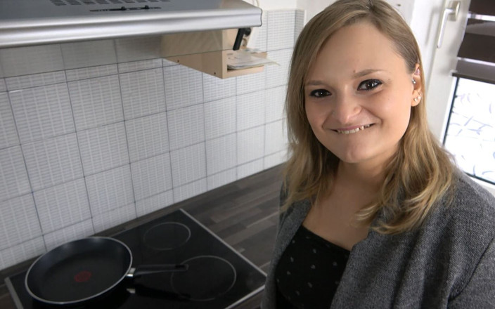 Lina Mila: Handwerker verführt!! Ich war zu geil! Also rief ich einen...