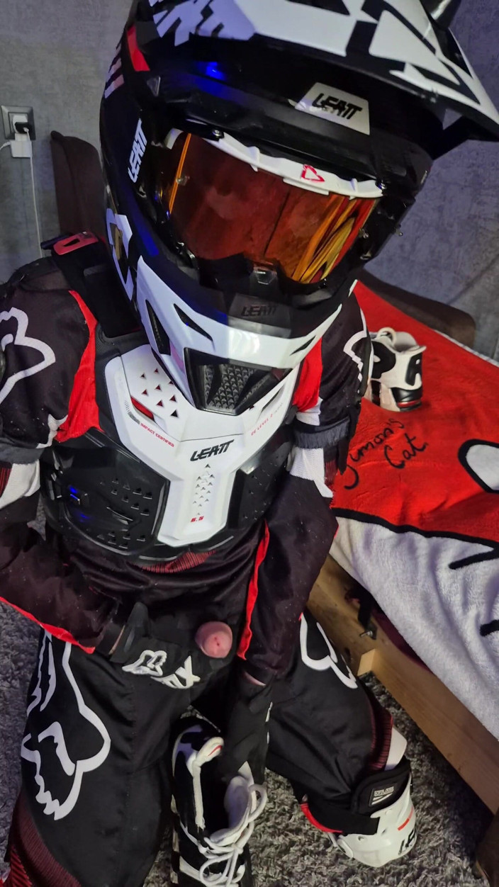 Sneakersmax98: Un tip entuziasmat în motociclete își fute adidașii