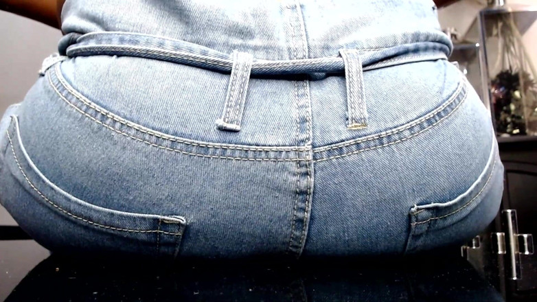 Maeling: Lelaki kecil molek hancur dalam seluar jeans– fyxiation dengan pantat...