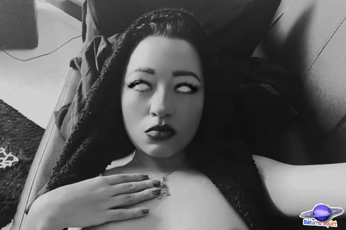 Saturno Squirt: Она настоящая удивительная мастурбация ведьма - Saturno Сквирт