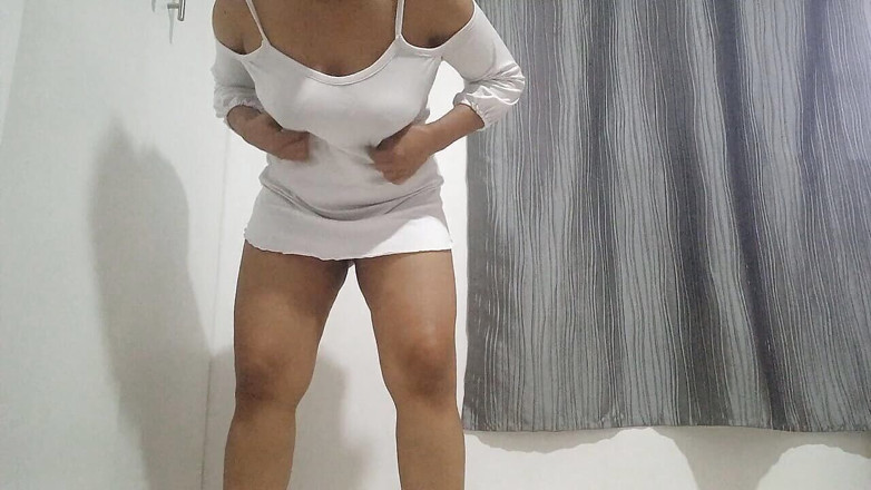 PATY PATY: Morena sexy se quita el vestido para sentir su coño...