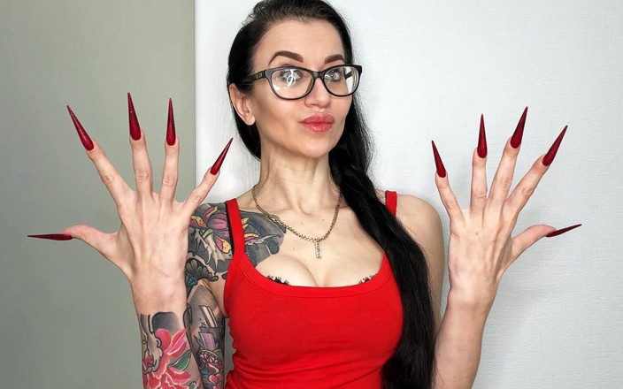 Julia domaina: Claquement de doigts, doigts longs avec de longs ongles rouges