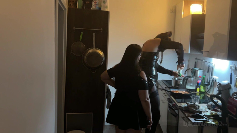 LadyPam: Dominante MILF dehnt latex-subs arsch weit in der küche