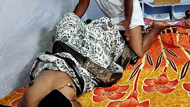 Desihotcouple: India caliente esposa lamiendo coño, mamada con el pie follando