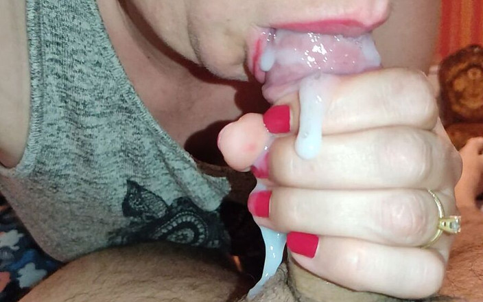 Winonna8: Wytrysk w ustach - amatorska gospodyni domowa MILF daje niesamowite obciąganie...