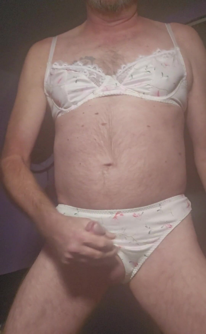 Fantasies in Lingerie: Mencoba bra dan celana dalam baru.