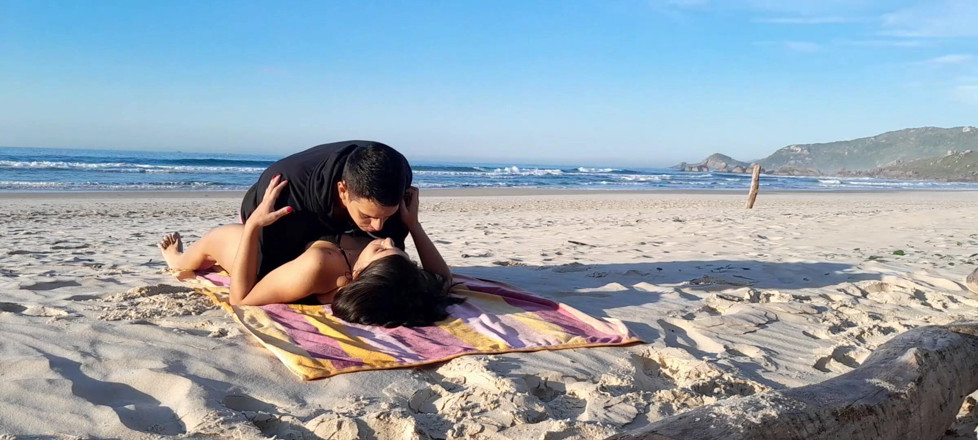 Couplebeach1: Un couple surpris sur la plage