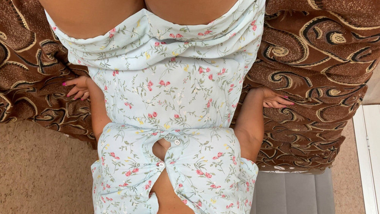 Lux Eva: Une petite amie à gros nichons caresse sa chatte avec deux...
