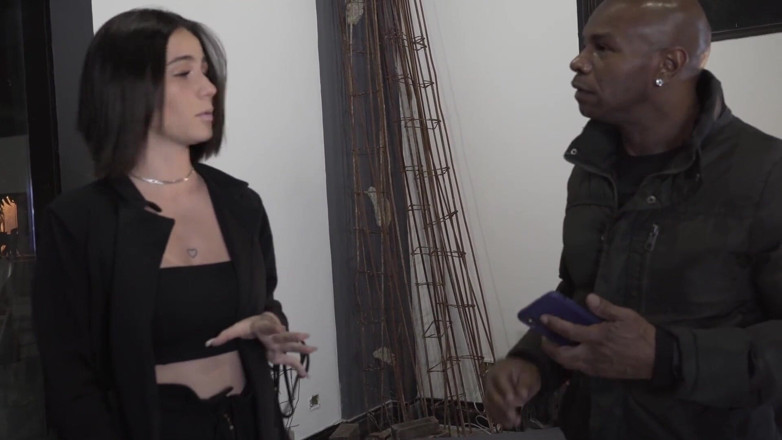 Docedeleite: Une petite amie baise son client en travaillant