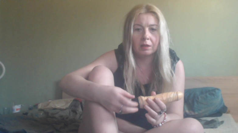 sunshinegoddes: Sexy blondine zeigt ihre großen titten und spielt mit dildo
