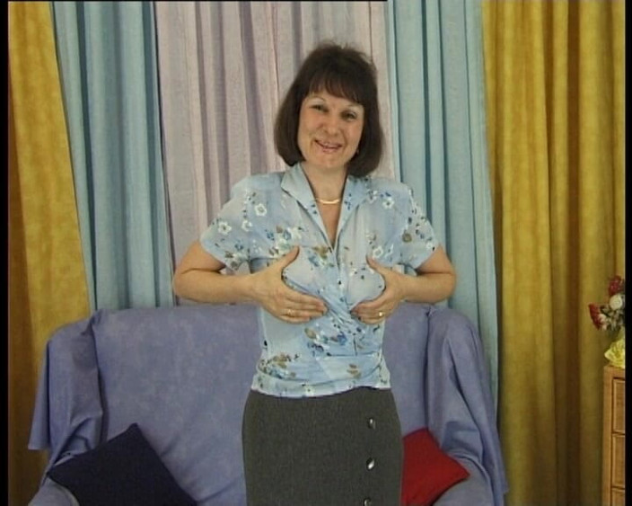 YOUR FIRST PORN: Hausfrau janine - geil auf muschi rasieren und dildospiele - домогосподарка Джанін - збуджена для гоління пизди та гра з ділдо