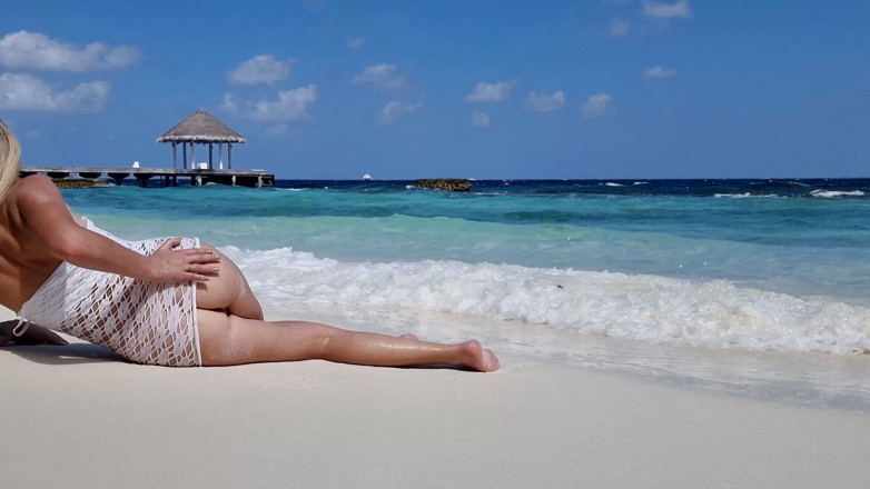 TheloveStory: Ragazza sexy all'aperto senza mutandine culo caldo