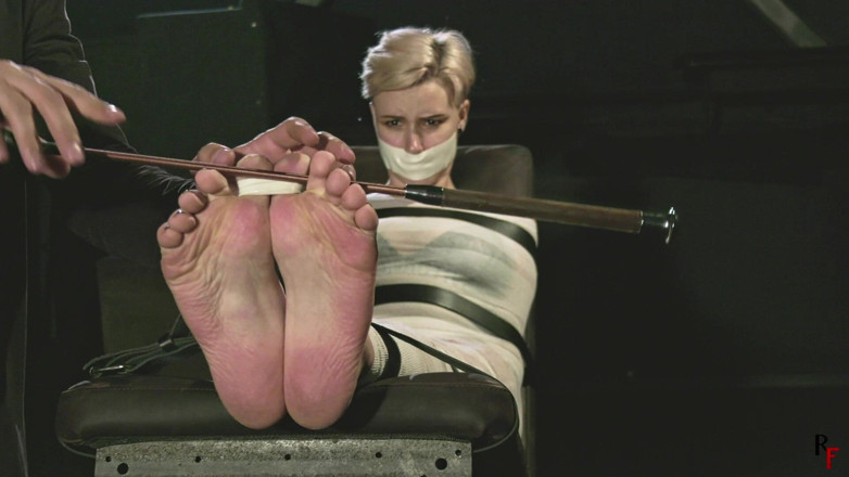 RF studio production: Bastinado i Foot Torment dla Astrid w mumifikacji