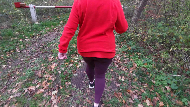 Bouncy Tits Action: Bătaie de țâțe goale și răsucire de sfârcuri