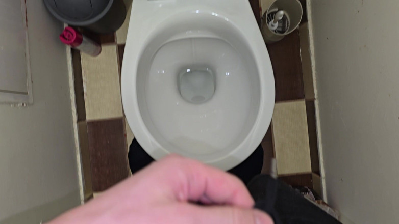 Alpha pee king: Tuvalete işiyor