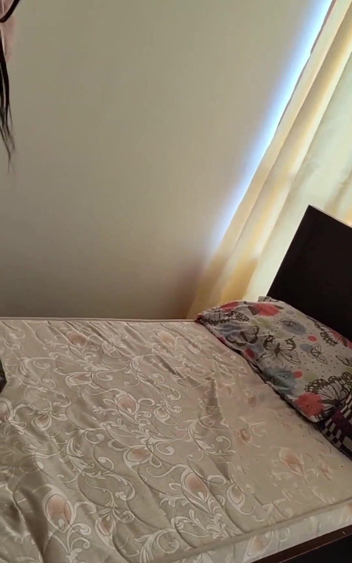 Crisanto999: Estefi, ma nouvelle partenaire d’étude, m’invite dans son nouvel appartement !