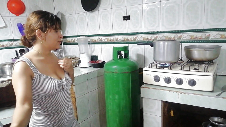 ANGELES: Я возбуждается и трахаю сантехника