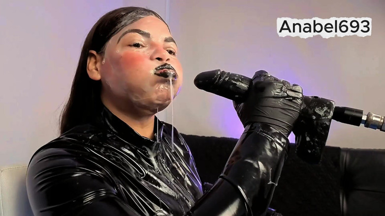 anabel693: Dämon gekleidet in Latex, Latexhandschuhe, Latexanzug und schwarze Lippen, lutsch...