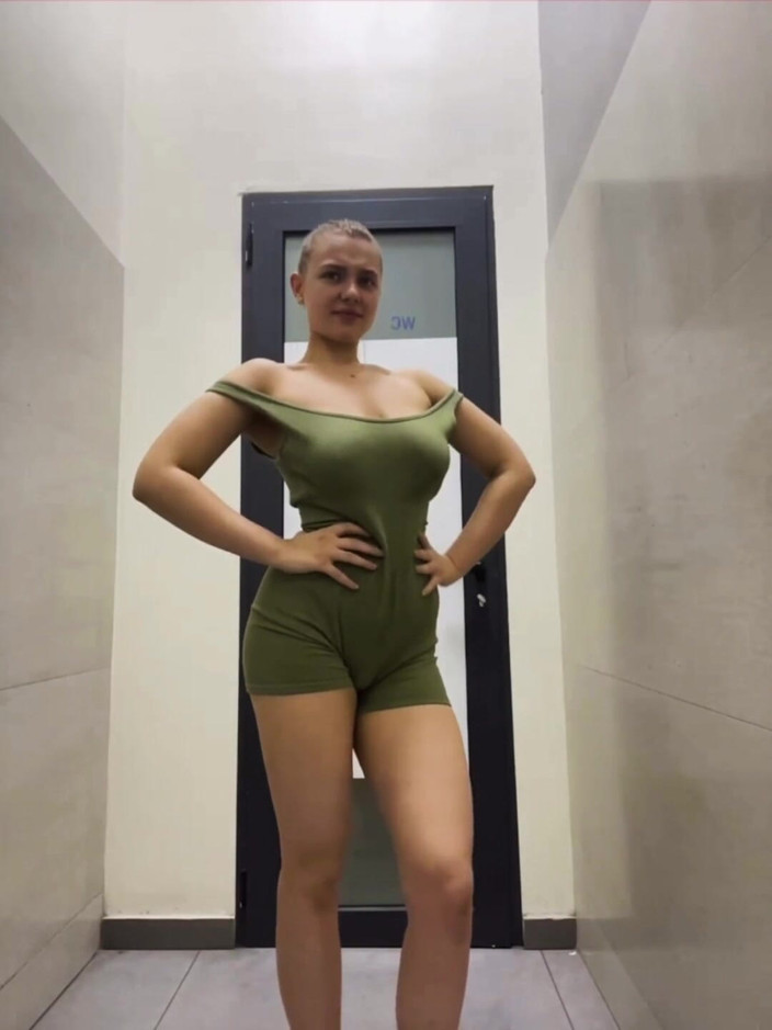 JuiceLussie: Anal public extrem cu degetul atât de fierbinte