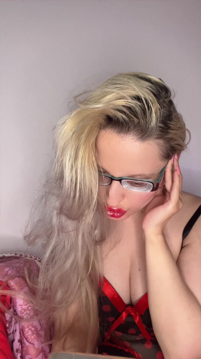 FinDom Goaldigger: Bibir merah bimbo saya dan kuasa gincut