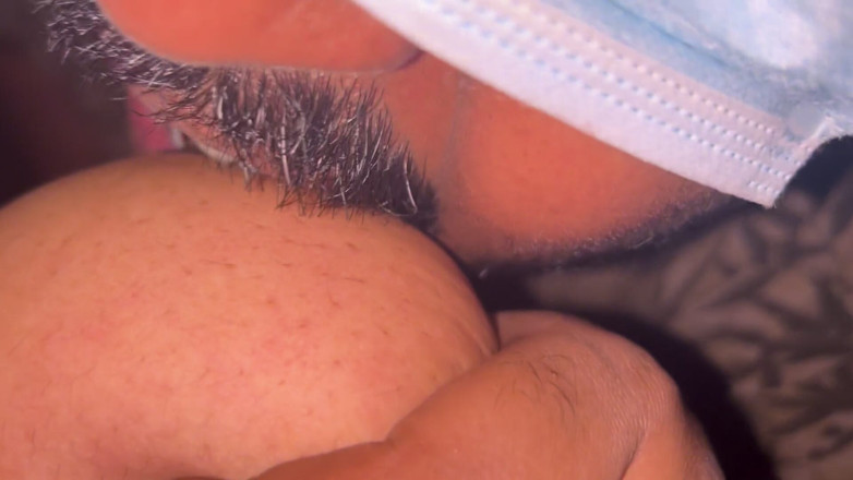 Slider: Une bhabhi desi gémit rend ta bite dure avec un...