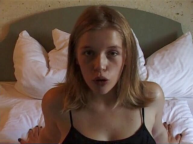 Lucky Wankerz: La ragazza formosa si masturba con le dita