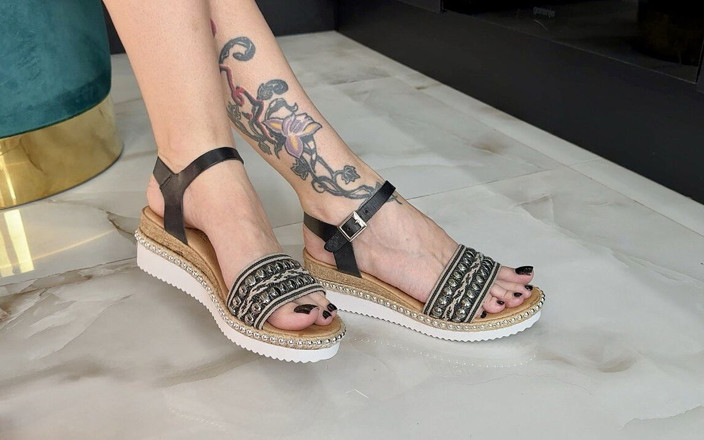 Julia domaina: Sandales et vernis à ongles noir sur les longs orteils