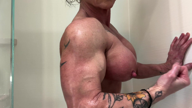 Kandylegsxxx: Kandys, adoration des muscles, l’heure de la douche