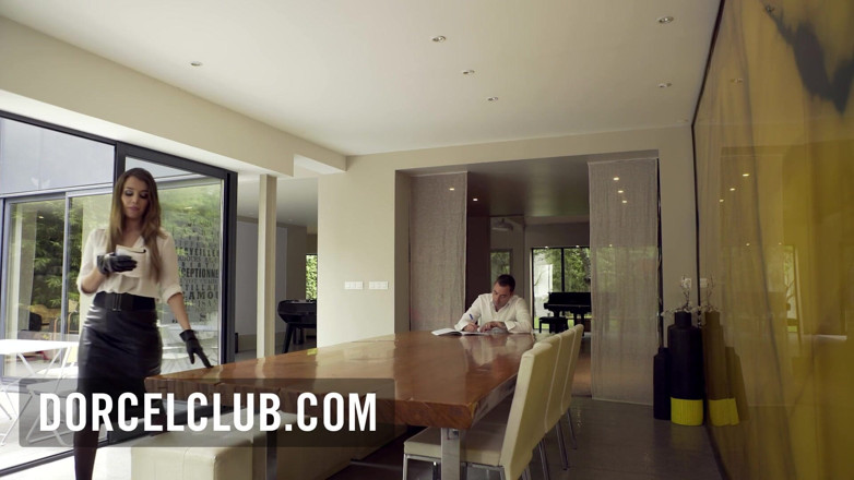 Dorcel Club: カーラ、豪華な家の女の子