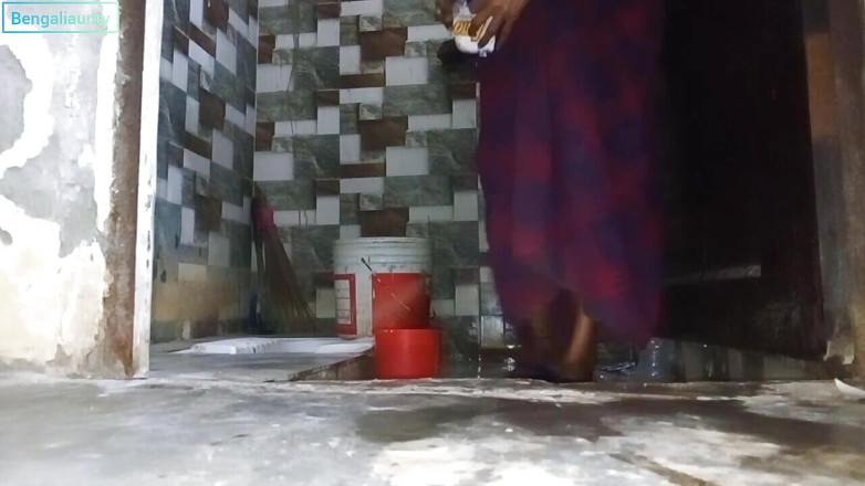 Bengaliauntykichut: Bengalli teyze amını göstererek kıyafetlerini yıkıyor