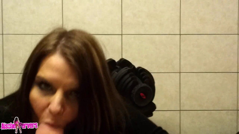 Aische Pervers: Junkie de fitness i-a scos creierul