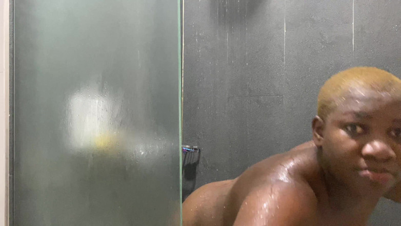 Ethanxbush: Nass und geil in der dusche