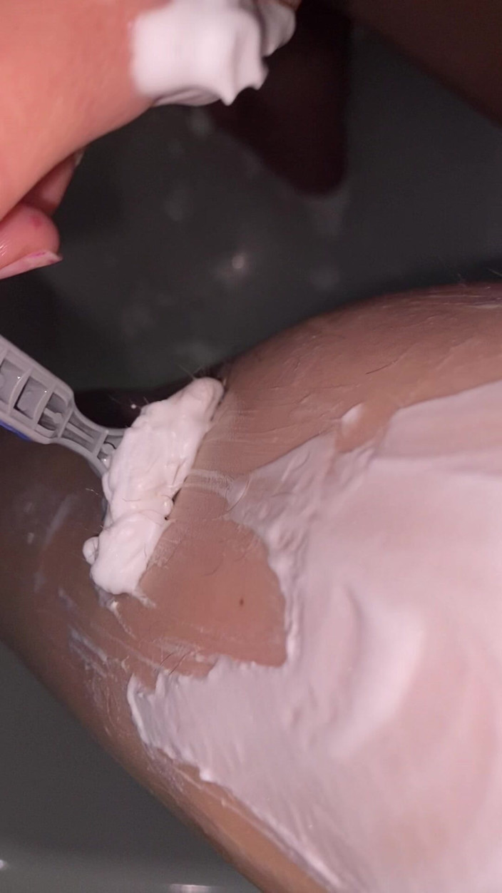Cuteblonde666: Rasage de jambes poilues en gros plan