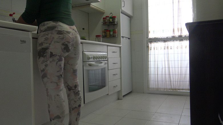 Stepmom Susan: Meine sexy britische stiefmutter hat mich fast erwischt, wie ich...